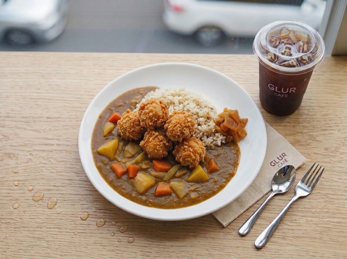ข้าวแกงกะหรี่ ไก่บอลทอด